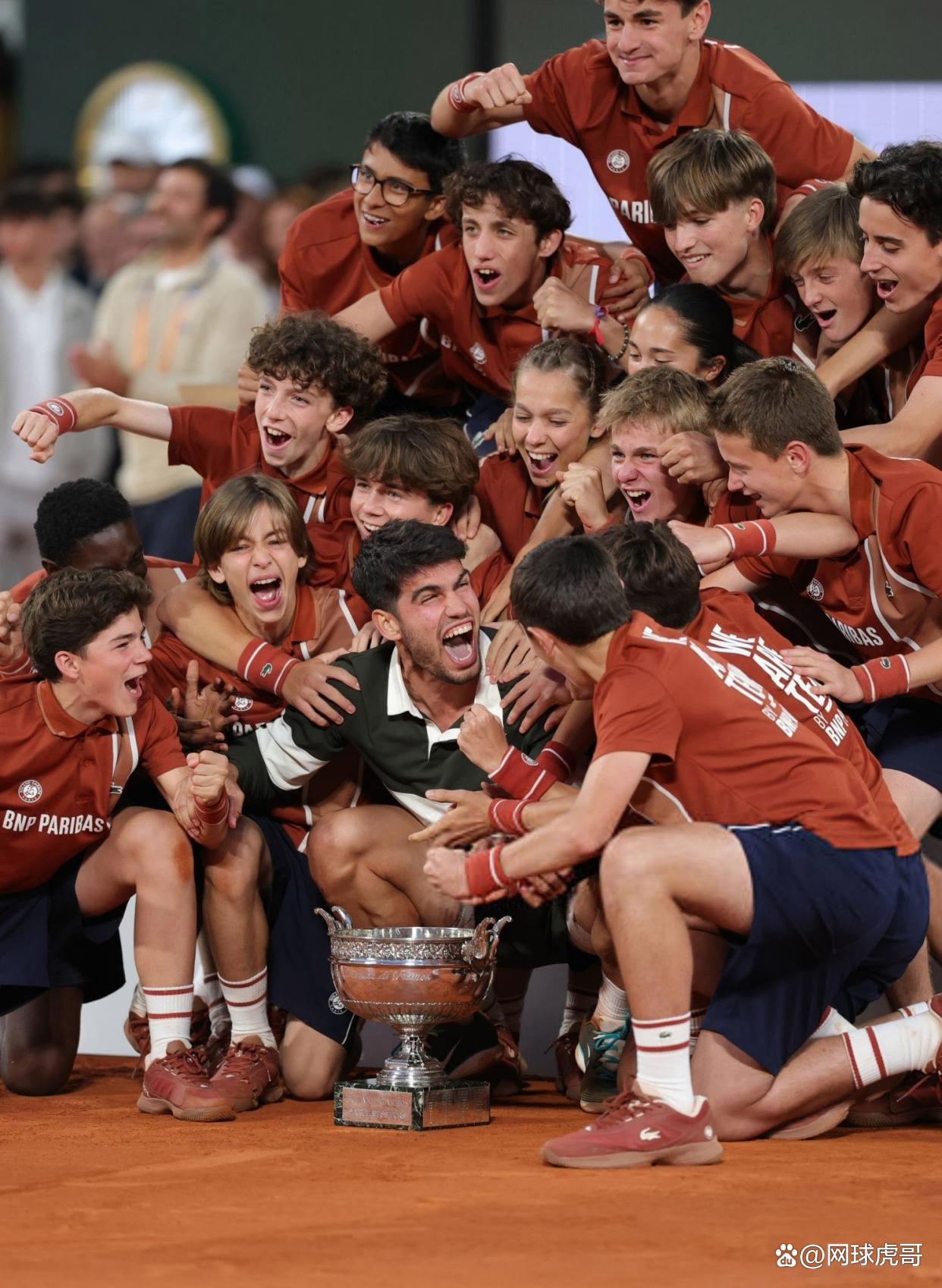 包含意大利网球队碾压澳大利亚网球队，阿尔卡拉斯统治全场的词条