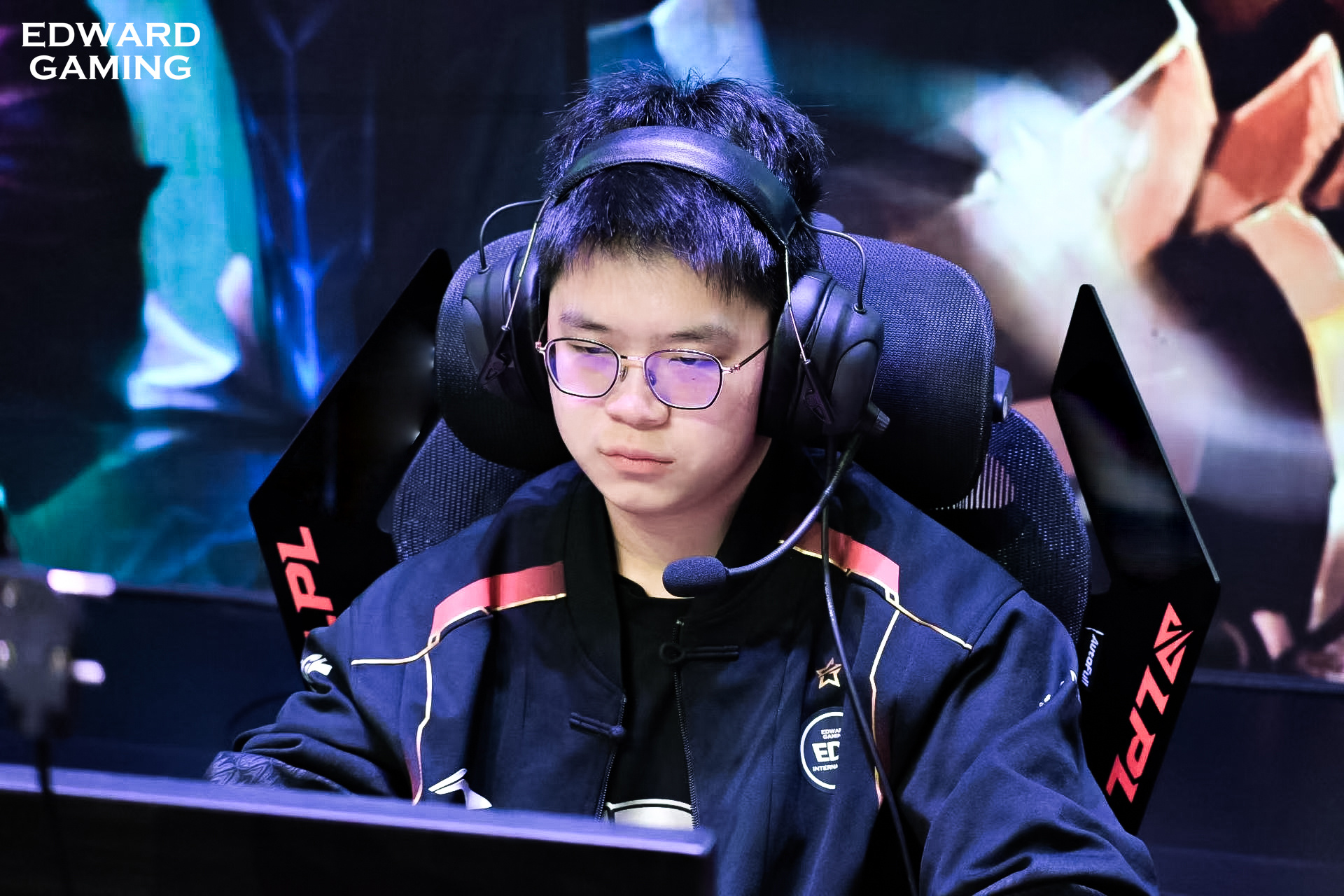 包含Excel力克EDG，Uzi三分雨点燃全场的词条