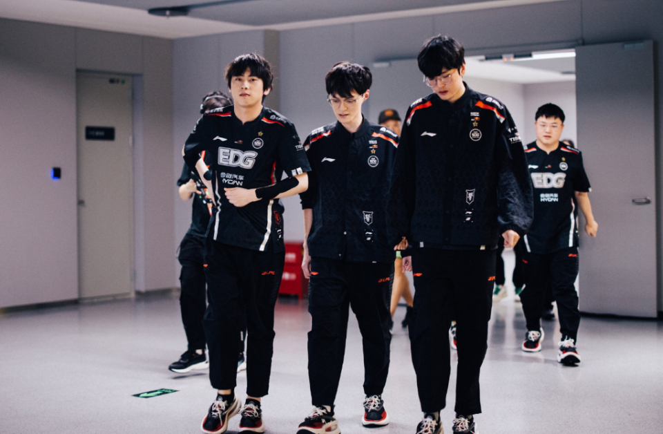 包含Excel力克EDG，Uzi三分雨点燃全场的词条