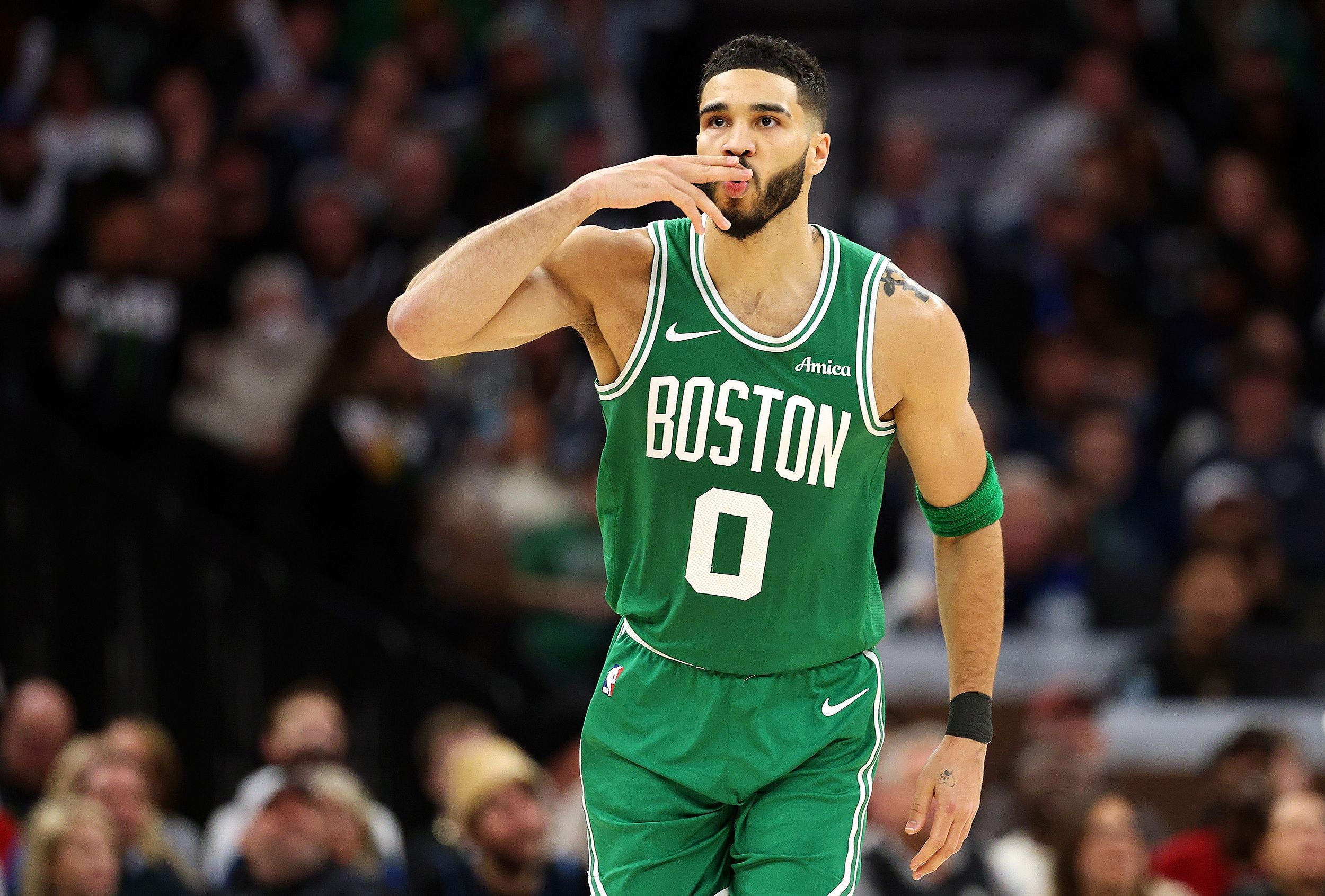 包含凯尔特人碾压独行侠，莫里斯爆发神勇的词条