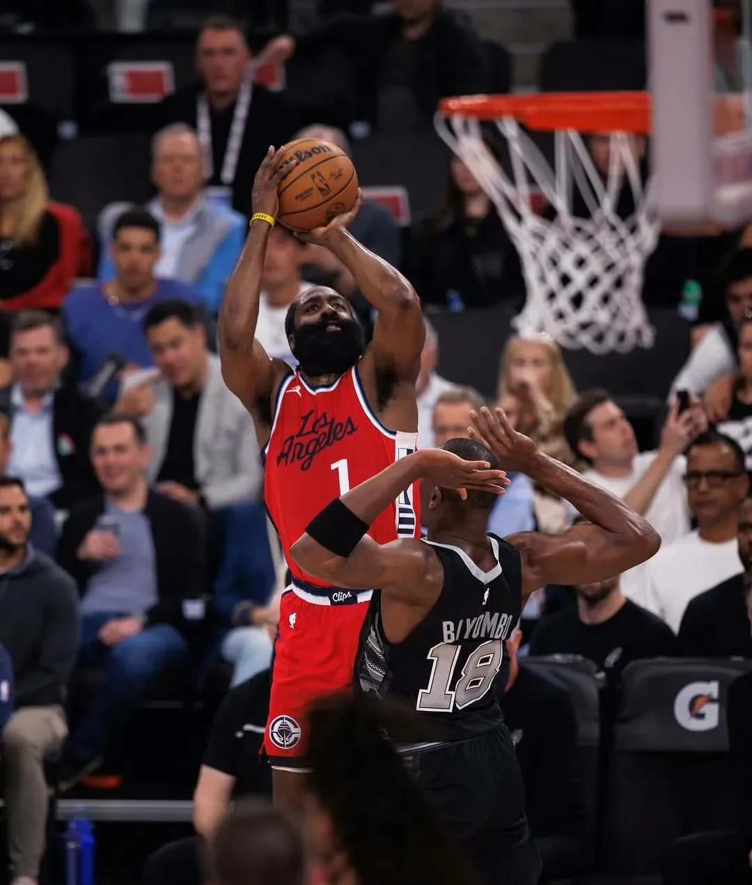 球队专注防守策略:篮球比赛打响攻防战 球队专注防守策略:篮球比赛打响攻防战