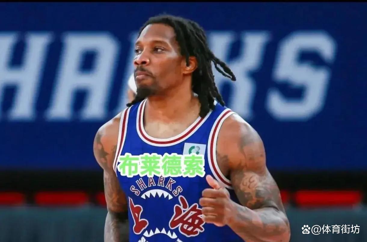 外援大将因意外受伤，球队急需备战