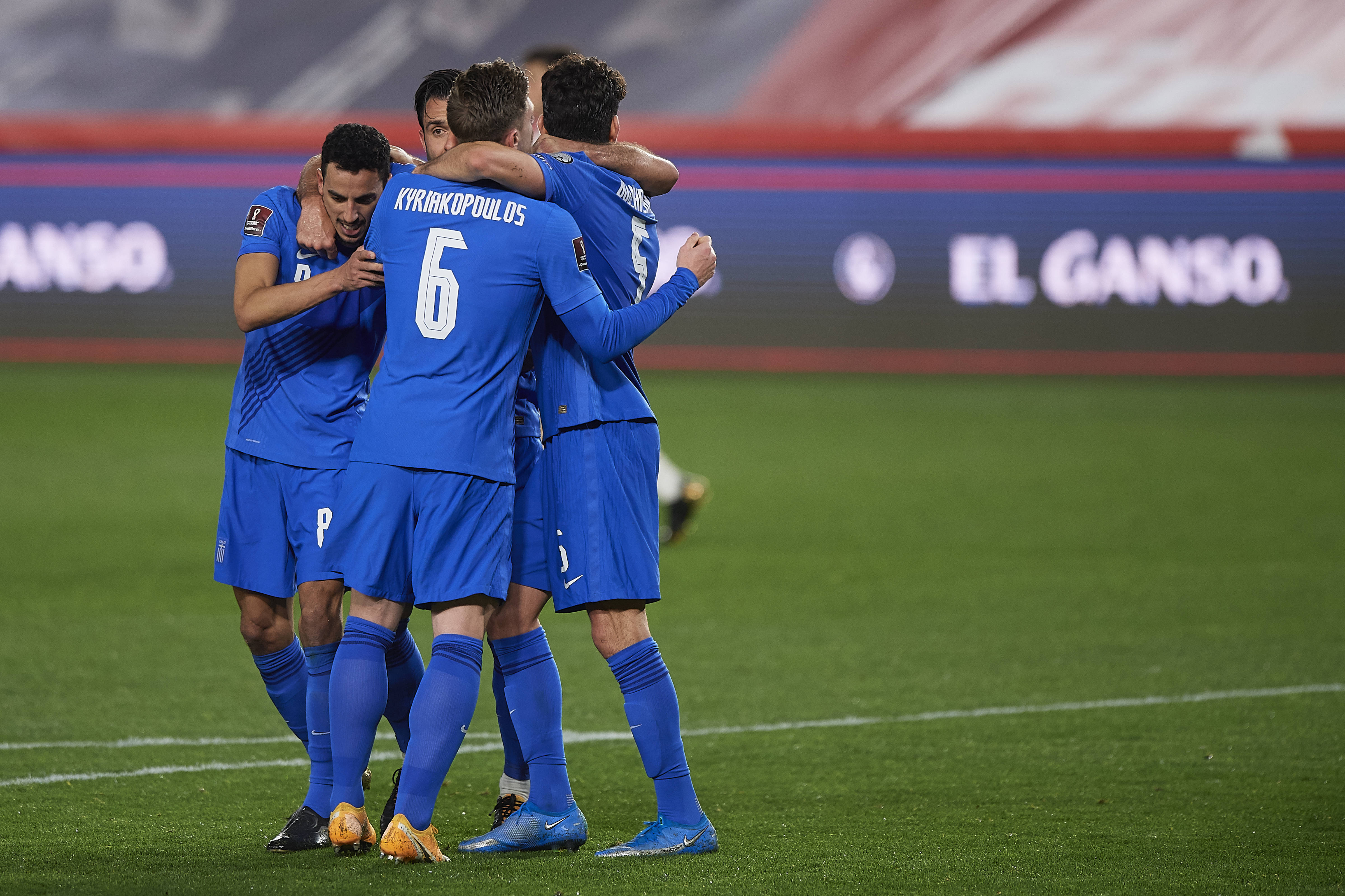 包含捷克队在欧预赛赛场上以团结力量推动胜利的词条