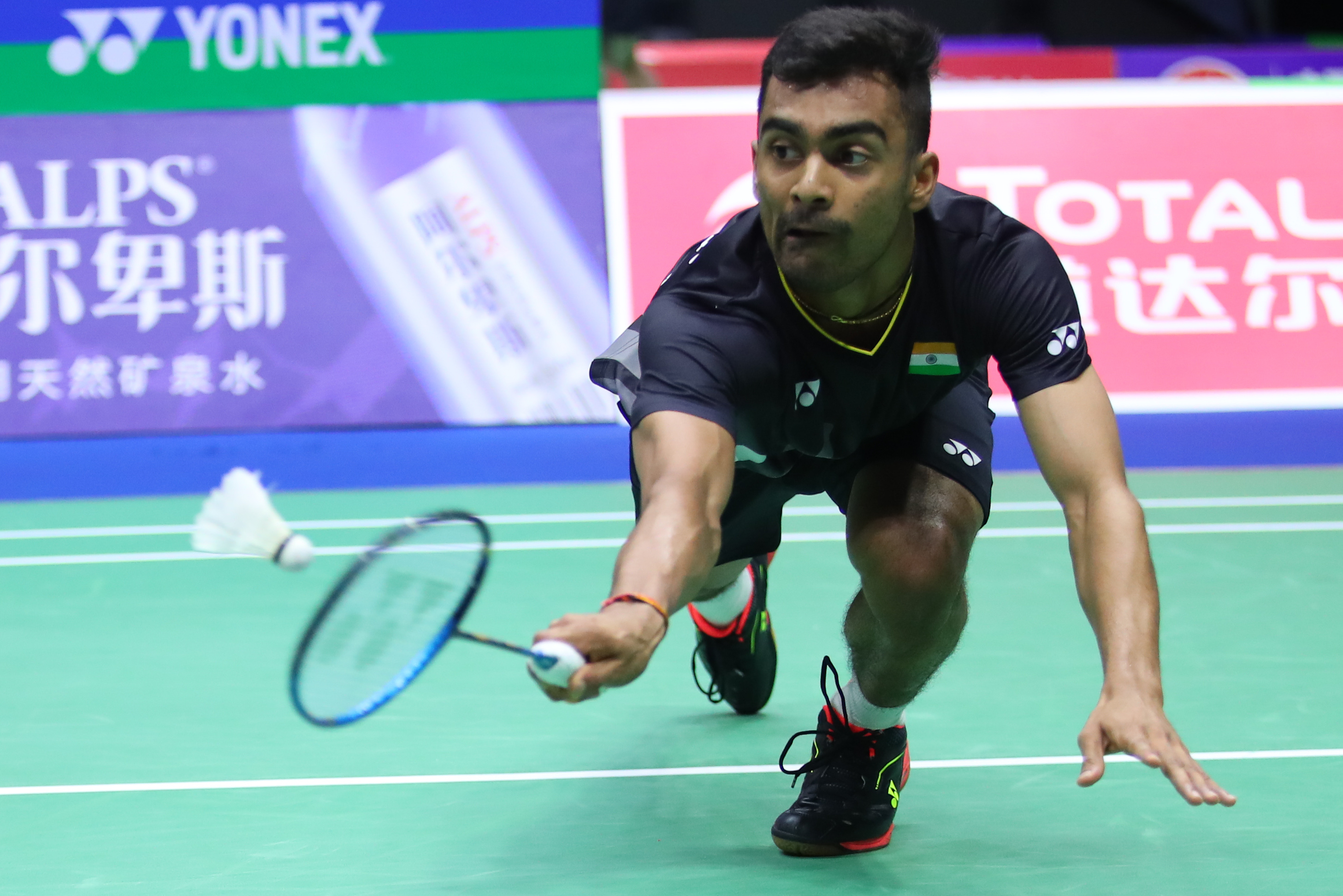 包含印度羽毛球队险胜英格兰羽毛球队，谌龙绝境逆转的词条