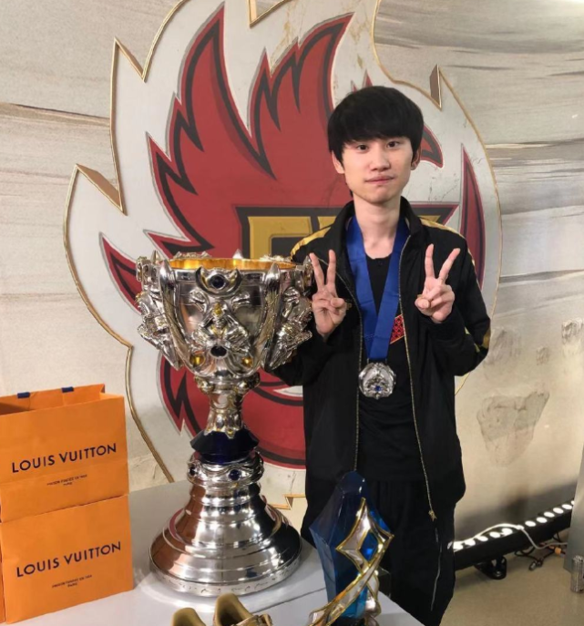 关于FPX完胜PSG，Faker三分雨点燃全场的信息