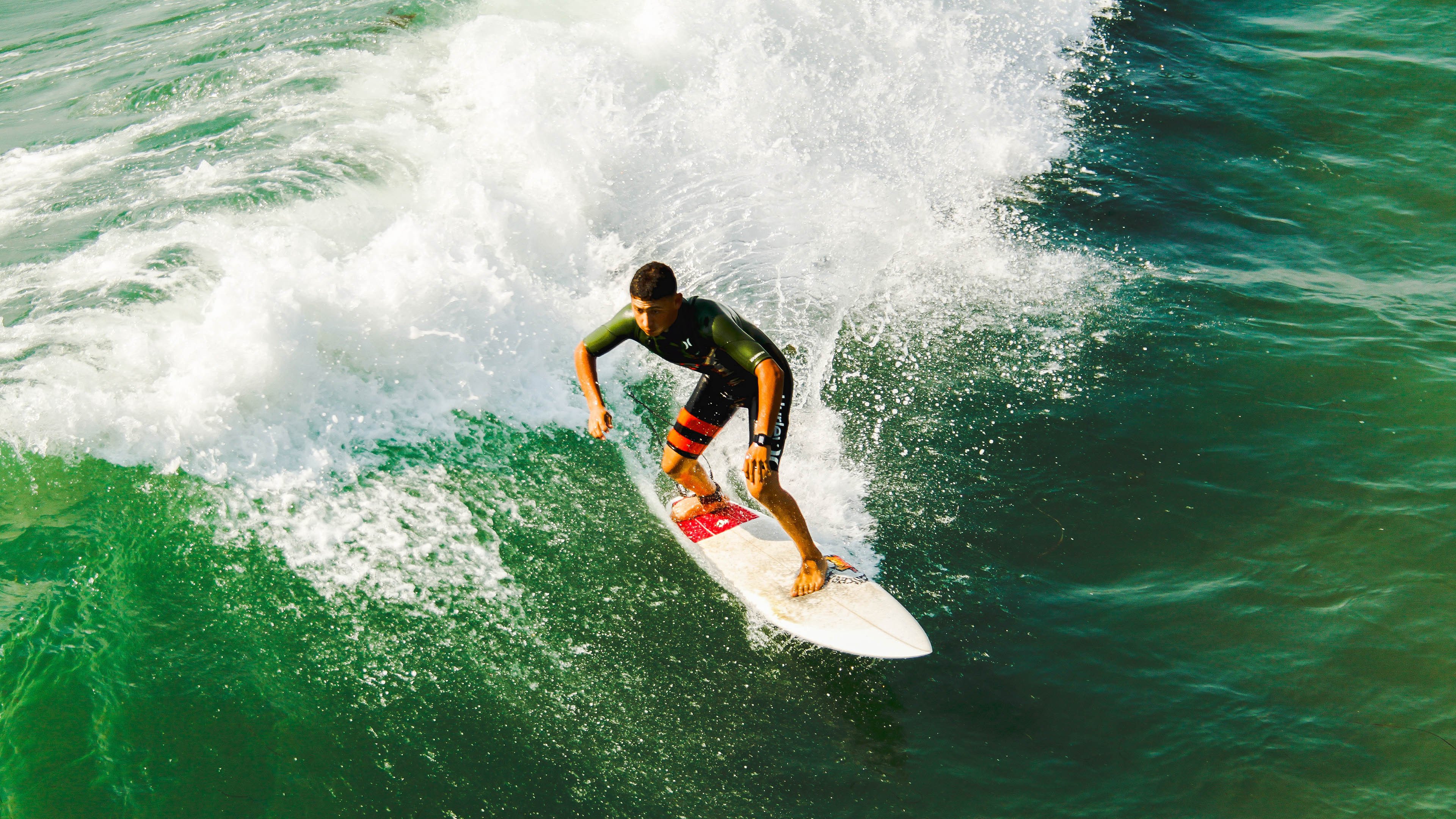 乔治末节封神，湖人踏平篮网捍卫主场荣耀